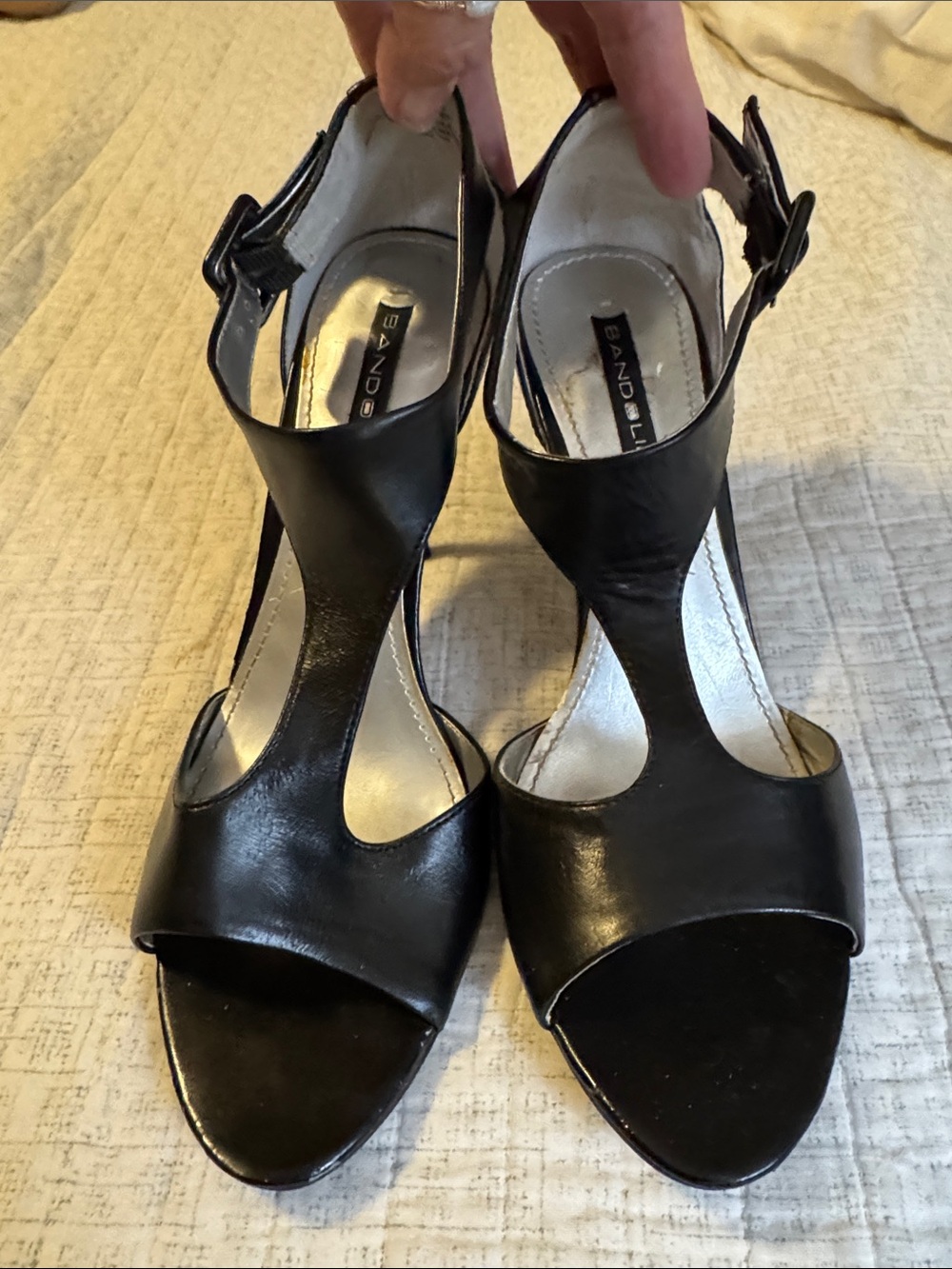 Bandolino Black Leather T-Strap Heeled Sandals Sz 8.5